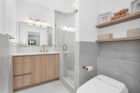 Casa en venta en Bal Harbour, Florida, 3 dormitorios, 349.68 m2 № 2082543 - foto 15