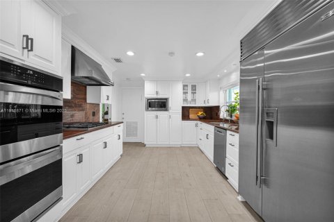 Casa en venta en Bal Harbour, Florida, 3 dormitorios, 349.68 m2 № 2082543 - foto 8