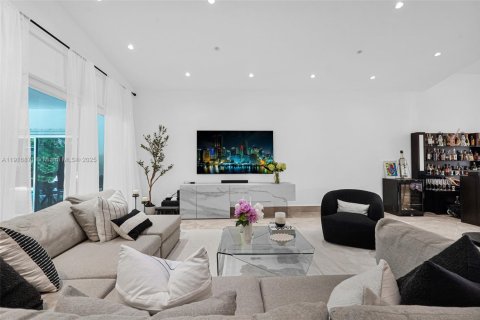 Casa en venta en Bal Harbour, Florida, 3 dormitorios, 349.68 m2 № 2082543 - foto 22