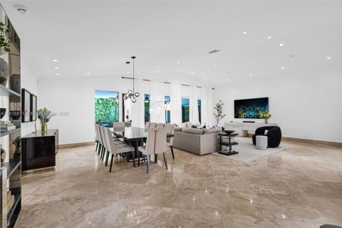 Casa en venta en Bal Harbour, Florida, 3 dormitorios, 349.68 m2 № 2082543 - foto 21