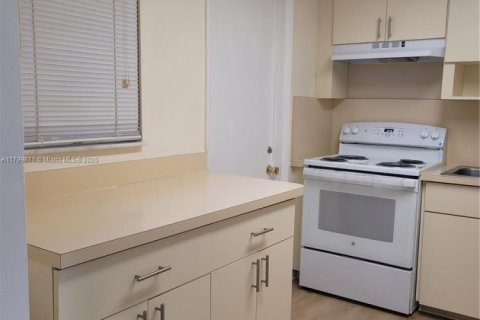 Condo in Miami, Florida, 2 bedrooms  № 1937953 - photo 17
