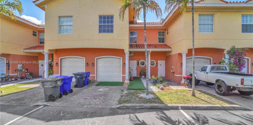 Townhouse in Hollywood, Florida 3 bedrooms, 146.79 sq.m. № 1715001