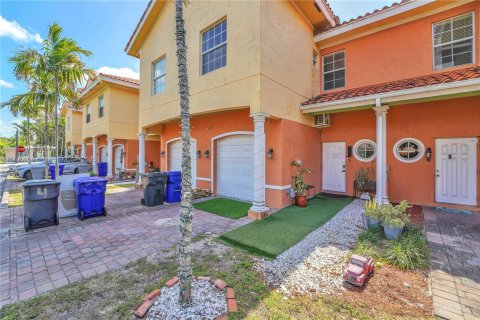 Townhouse in Hollywood, Florida 3 bedrooms, 146.79 sq.m. № 1715001 - photo 2