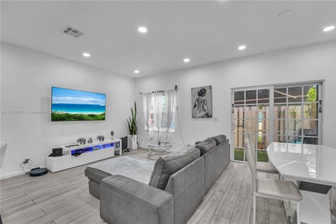 Townhouse in Hollywood, Florida 3 bedrooms, 146.79 sq.m. № 1715001 - photo 11