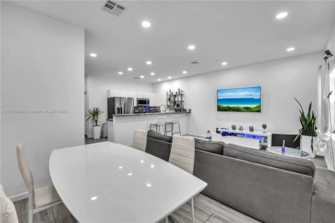 Townhouse in Hollywood, Florida 3 bedrooms, 146.79 sq.m. № 1715001 - photo 12