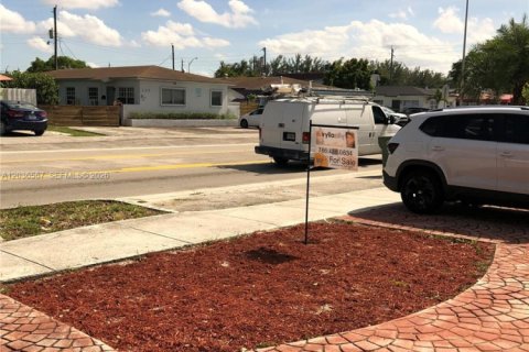 Immobilier commercial à vendre à Hialeah, Floride: 400.59 m2 № 2084510 - photo 4