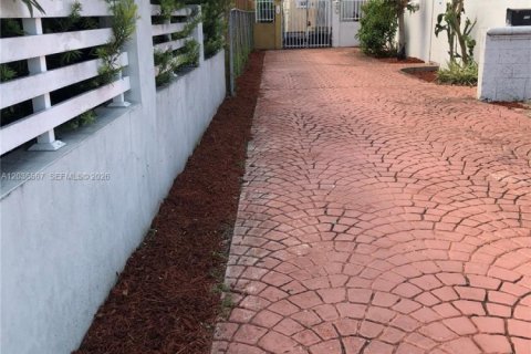 Immobilier commercial à vendre à Hialeah, Floride: 400.59 m2 № 2084510 - photo 2