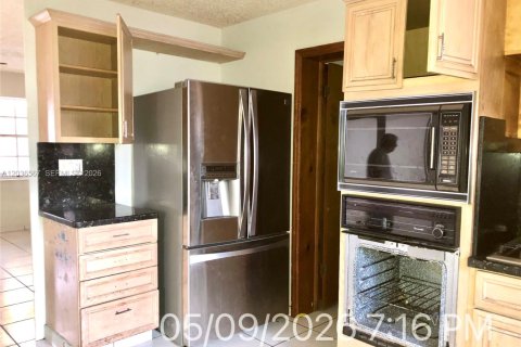 Immobilier commercial à vendre à Hialeah, Floride: 400.59 m2 № 2084510 - photo 17