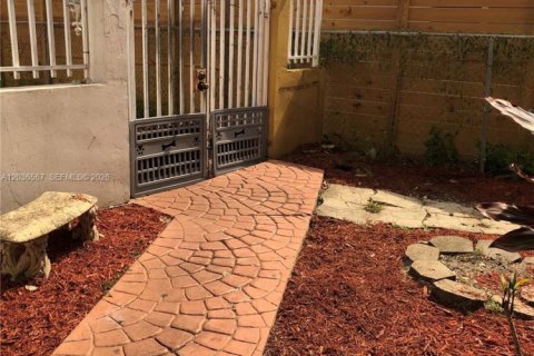 Immobilier commercial à vendre à Hialeah, Floride: 400.59 m2 № 2084510 - photo 12