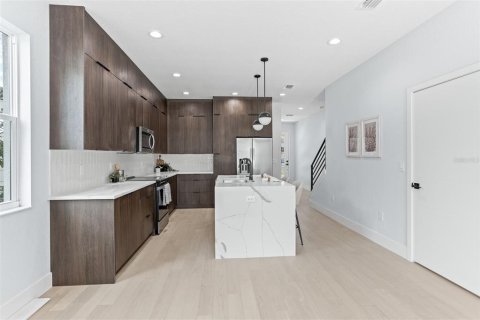 Townhouse in Tampa, Florida 3 bedrooms, 202.06 sq.m. № 1837986 - photo 6
