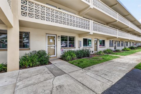 Condo in Saint Petersburg, Florida, 2 bedrooms  № 2217766 - photo 3