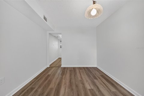 Condo in Saint Petersburg, Florida, 2 bedrooms  № 2217766 - photo 14