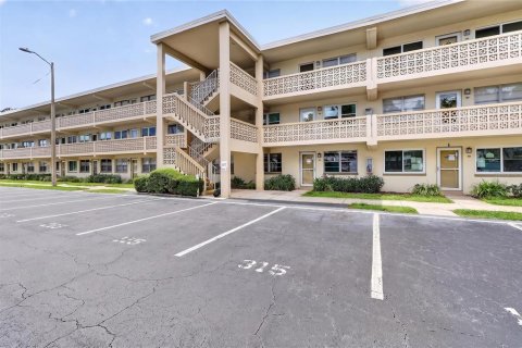 Condo in Saint Petersburg, Florida, 2 bedrooms  № 2217766 - photo 2
