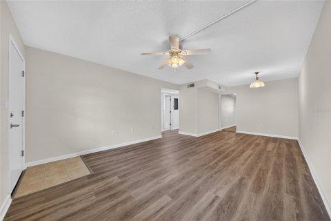 Condo in Saint Petersburg, Florida, 2 bedrooms  № 2217766 - photo 7