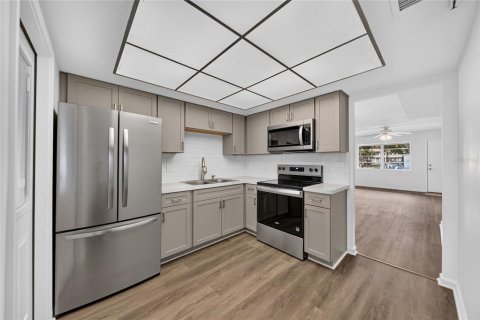 Condo in Saint Petersburg, Florida, 2 bedrooms  № 2217766 - photo 17