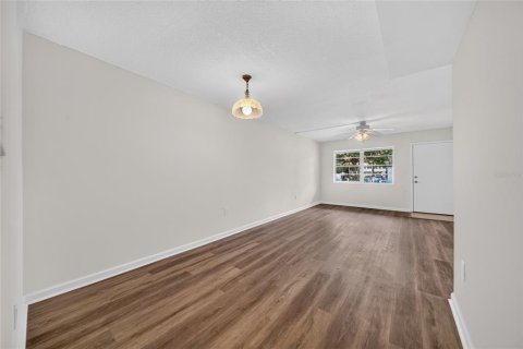 Condo in Saint Petersburg, Florida, 2 bedrooms  № 2217766 - photo 12