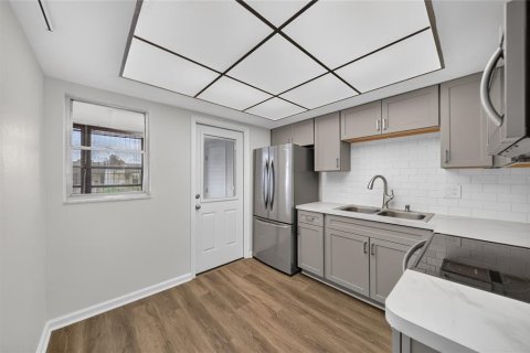 Condo in Saint Petersburg, Florida, 2 bedrooms  № 2217766 - photo 16