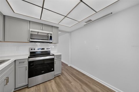 Condo in Saint Petersburg, Florida, 2 bedrooms  № 2217766 - photo 19