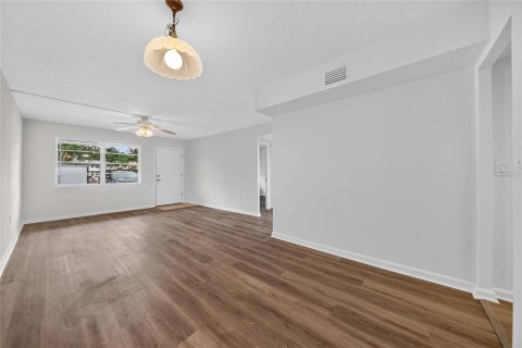 Condo in Saint Petersburg, Florida, 2 bedrooms  № 2217766 - photo 13