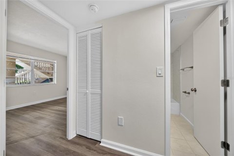Condo in Saint Petersburg, Florida, 2 bedrooms  № 2217766 - photo 23