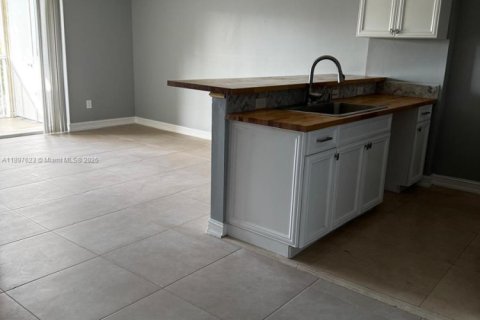 Copropriété à louer à Hollywood, Floride: 2 chambres, 77.85 m2 № 1949555 - photo 5