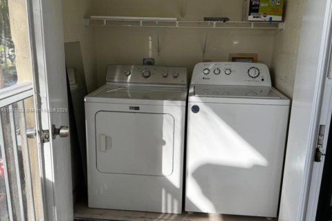 Copropriété à louer à Hollywood, Floride: 2 chambres, 77.85 m2 № 1949555 - photo 19