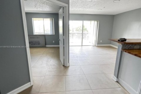 Copropriété à louer à Hollywood, Floride: 2 chambres, 77.85 m2 № 1949555 - photo 6