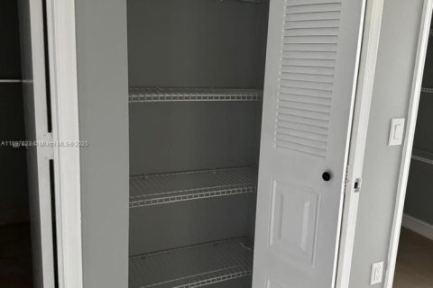 Copropriété à louer à Hollywood, Floride: 2 chambres, 77.85 m2 № 1949555 - photo 15