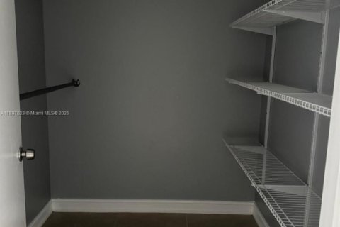 Copropriété à louer à Hollywood, Floride: 2 chambres, 77.85 m2 № 1949555 - photo 14