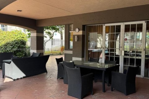 Copropriété à louer à Hollywood, Floride: 2 chambres, 77.85 m2 № 1949555 - photo 23