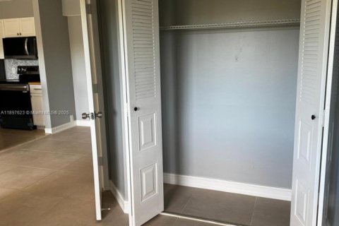 Copropriété à louer à Hollywood, Floride: 2 chambres, 77.85 m2 № 1949555 - photo 17