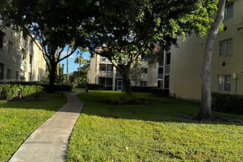 Copropriété à louer à Hollywood, Floride: 2 chambres, 77.85 m2 № 1949555 - photo 2