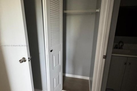 Copropriété à louer à Hollywood, Floride: 2 chambres, 77.85 m2 № 1949555 - photo 11