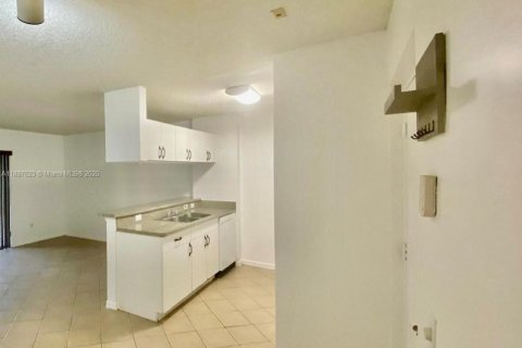 Copropriété à louer à Hollywood, Floride: 2 chambres, 77.85 m2 № 1949555 - photo 1