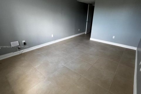 Copropriété à louer à Hollywood, Floride: 2 chambres, 77.85 m2 № 1949555 - photo 12