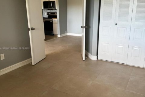 Copropriété à louer à Hollywood, Floride: 2 chambres, 77.85 m2 № 1949555 - photo 18