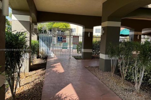 Copropriété à louer à Hollywood, Floride: 2 chambres, 77.85 m2 № 1949555 - photo 24