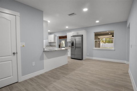 House in Lakeland, Florida 3 bedrooms, 239.97 sq.m. № 2223361 - photo 5
