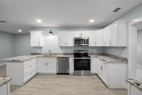 House in Lakeland, Florida 3 bedrooms, 239.97 sq.m. № 2223361 - photo 17