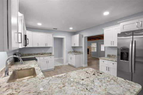 House in Lakeland, Florida 3 bedrooms, 239.97 sq.m. № 2223361 - photo 2