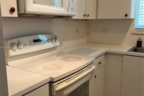 House in Miami Lakes, Florida 2 bedrooms, 105.07 sq.m. № 2000503 - photo 3