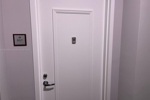 Condo in Miami, Florida, 1 bedroom  № 1888908 - photo 18