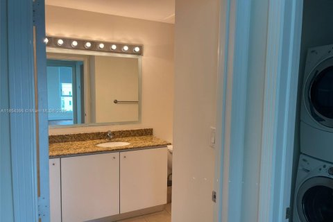 Condo in Miami, Florida, 1 bedroom  № 1888908 - photo 16