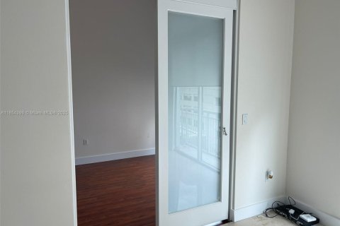 Condo in Miami, Florida, 1 bedroom  № 1888908 - photo 11