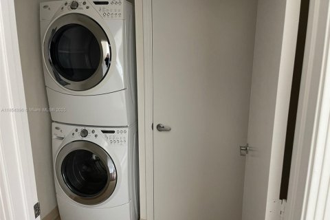 Condo in Miami, Florida, 1 bedroom  № 1888908 - photo 17
