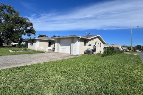Villa ou maison à vendre à Port Richey, Floride: 2 chambres, 134.52 m2 № 2398634 - photo 2