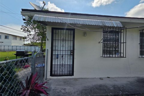Commercial property in Miami, Florida 1 bedroom, 219.34 sq.m. № 2073698 - photo 2