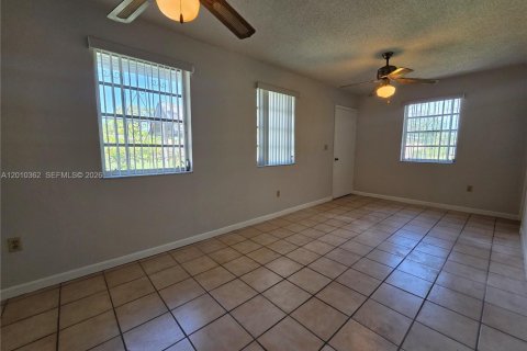 Commercial property in Miami, Florida 1 bedroom, 219.34 sq.m. № 2073698 - photo 4
