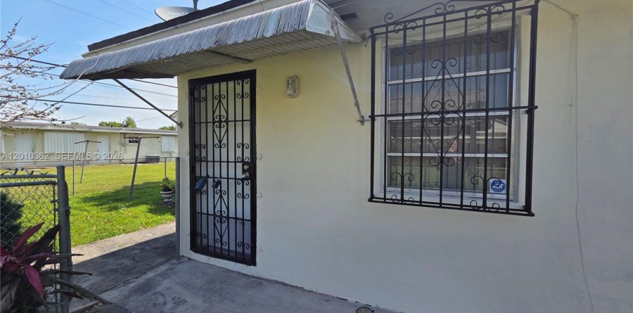 Commercial property in Miami, Florida 1 bedroom, 219.34 sq.m. № 2073698
