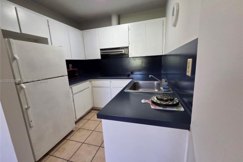 Commercial property in Miami, Florida 1 bedroom, 219.34 sq.m. № 2073698 - photo 5